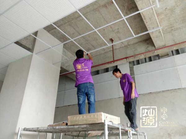 石膏板吊頂施工中 石膏板吊頂施工中